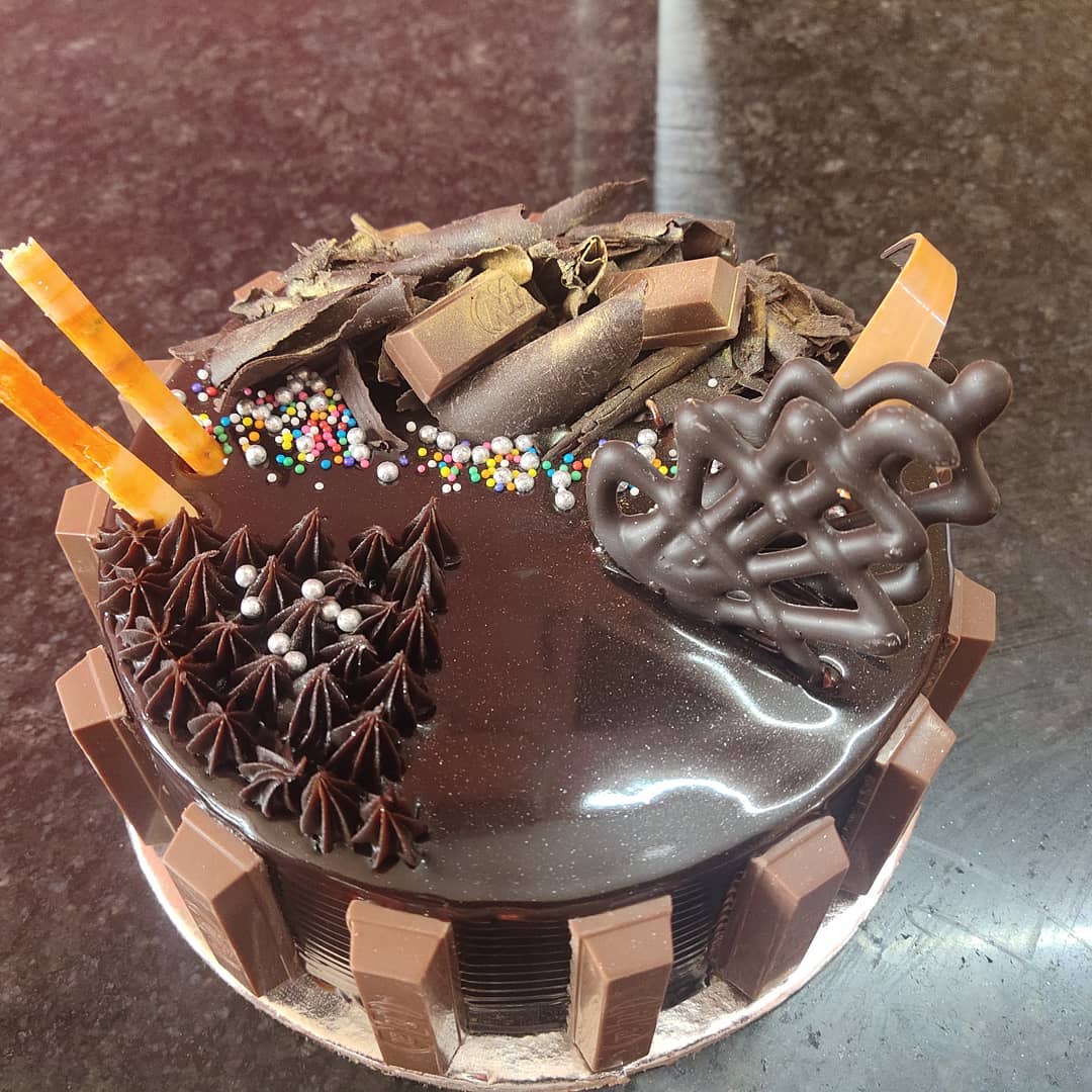 chocolate kitkat curls